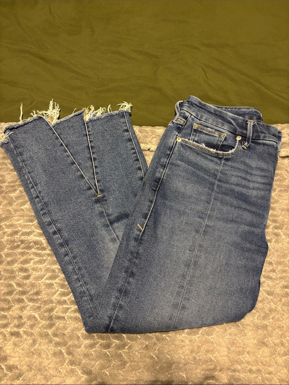 Good American Straight-Leg Blue Jeans with Frayed Hem